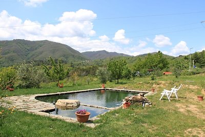 Karakteristiek vakantiehuis in Canossa met zw...