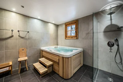 Chalet in Courchevel mit Skizugang und Spa