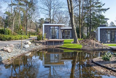 Modern chalet met terras in natuurrijk gebied