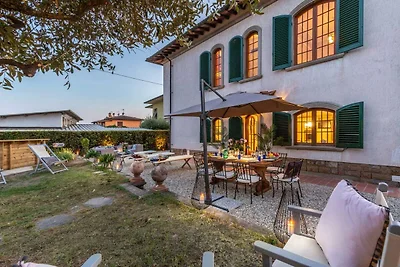 Villa a Lucca con Piscina e Vista Campagna