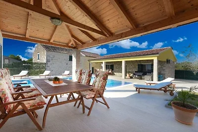 Villa a Lovinac/Zadar con piscina