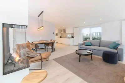 Chalet moderno sull'acqua in un parco vacanze