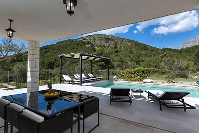 Blue Stone mit Pool und Garten