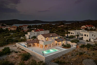 Villa Royal Stone mit Pool in Jezera