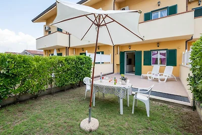 Villa in Residence con piscina e giardino
