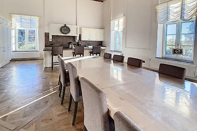 Elegantes Herrenhaus am Hang