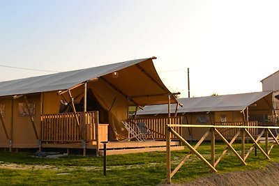 Tenda piacevole con piscina