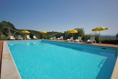 Ein idyllischer Bauernhof mit Swimmingpool