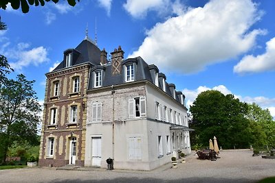 Erfgoedkasteel met uitzicht op de vallei