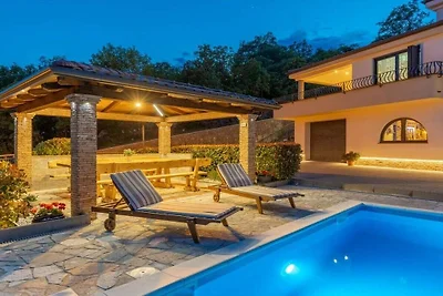 Villa in Kastav mit Schwimmbecken