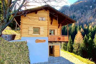 Accogliente baita in montagna con balcone