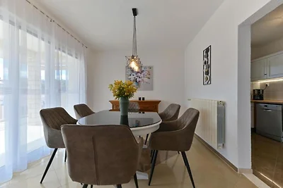 Deluxe Three Bedroom Apartment with Balcony a...