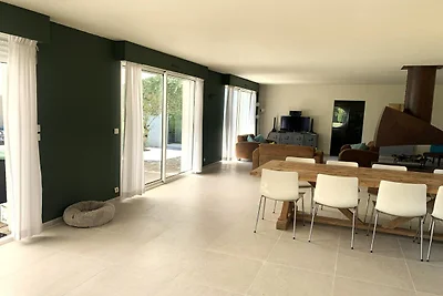 Moderne Villa mit Pool in Brives