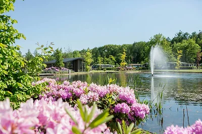 Bellissimo chalet sull'acqua in un parco...