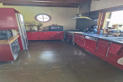 Maison en pierre avec piscine et jardin
