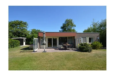 Vakantiehuis in Den Burg met zwembad