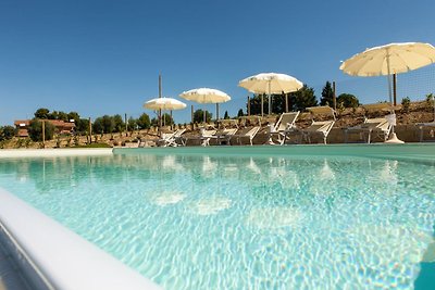 Geräumiges Ferienhaus in Fermo mit Pool