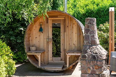Waldhütte mit Haustieren
