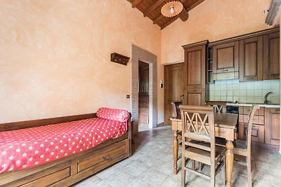 Attraente casa vacanze a Ficulle con sauna