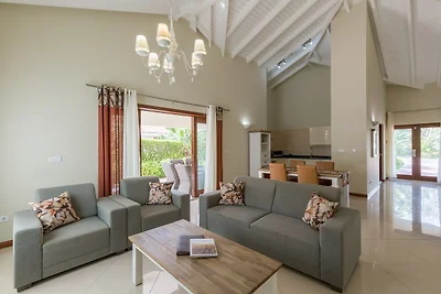 Moderne Villa nahe dem Strand von Mambo mit p...