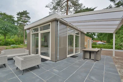 Komfortables Chalet mit Sonnendusche mitten i...