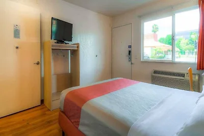 Bequemes Queensize-Bett | Minikühlschrank