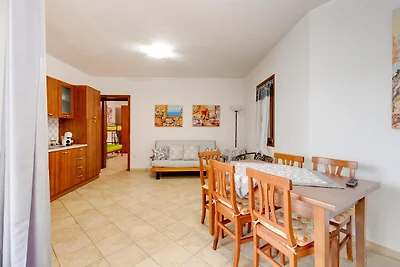 Con espacio exterior privado y aparcamiento.