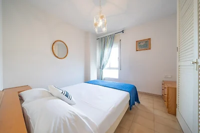 Appartamento fronte mare con accesso alla...