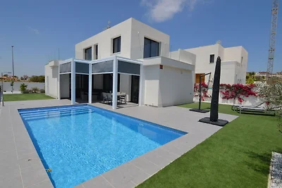 Moderne Villa mit privatem Pool