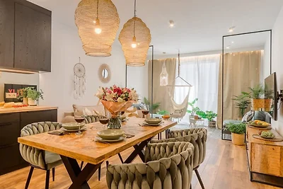 Casa a un solo piano sulla riva della...