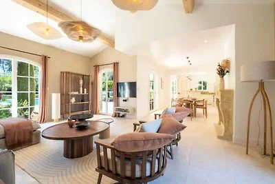 Villa in Roquefort mit Infinity-Pool