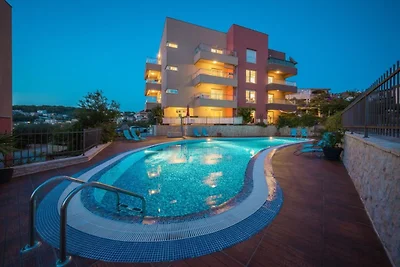 Elegant Hideaway Apartment with Pool - Two Be...