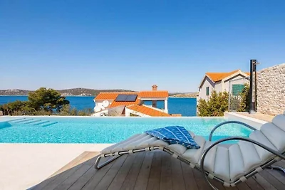 Villa in Grebaštica mit Schwimmbecken