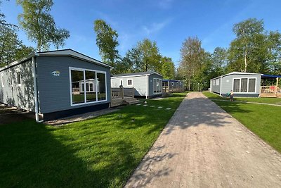 Chalet mit Spielgeräten, in einem Ferienpark