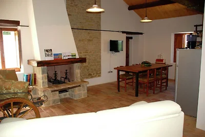 Caratteristico casale a Barchi (Marche)