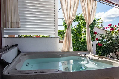 Apartment in Arbanija mit Sprudelbad