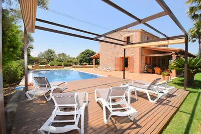 Villa in Muro met zwembad en tuin