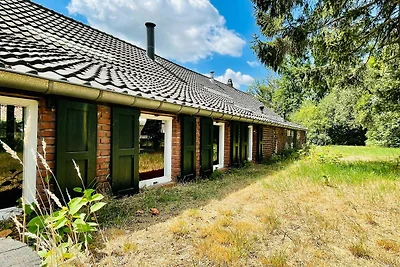 Bauernhaus in der Nähe des Waldes in...