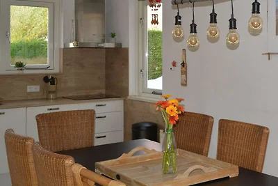 Schönes Ferienhaus mit Sauna in Strandnähe