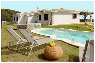 Villa in Castiadas mit Schwimmbecken