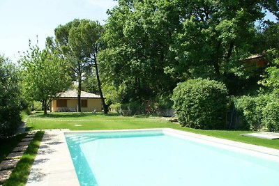 Malerischer Bungalow mit Swimmingpool in...