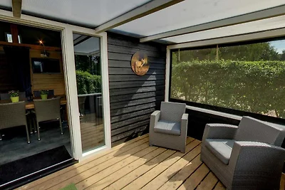 Zeltloge mit Terrasse in grünen Umgebung