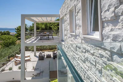 Villa in Bol mit Schwimmbecken