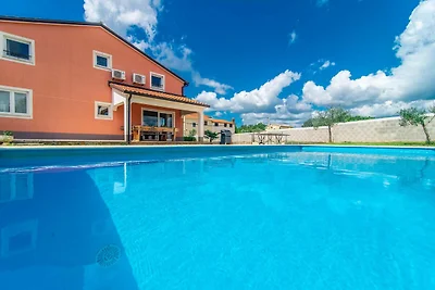Große Villa mit Swimmingpool und umzäuntem...