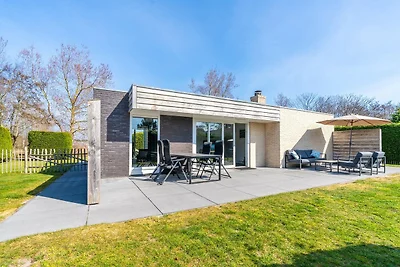 Geschmackvoll eingerichteter freistehender...