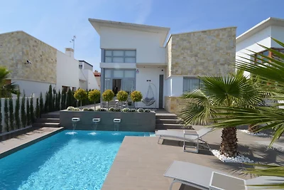 Moderne Villa mit privatem Pool