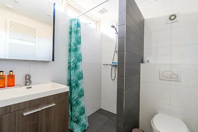 Geschmackvoll eingerichteter freistehender Bu...