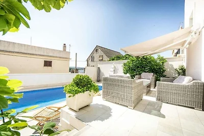 Villa in Povlja mit Schwimmbecken
