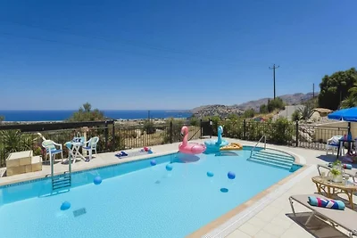 Villa met privézwembad en uitzicht op zee