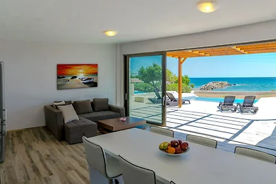 Villa bij Laki Beach met Zwembad
